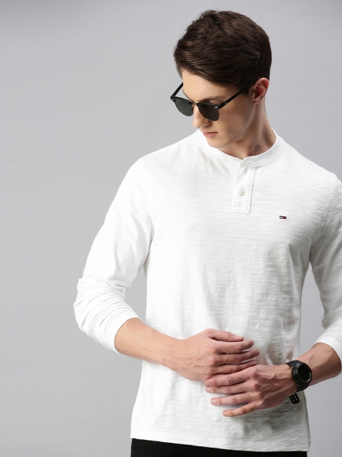 

Tommy Hilfiger Men White Solid Round Neck T-shirt