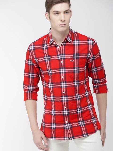 

Tommy Hilfiger Men Red & Navy Blue Regular Fit Checked Casual Shirt