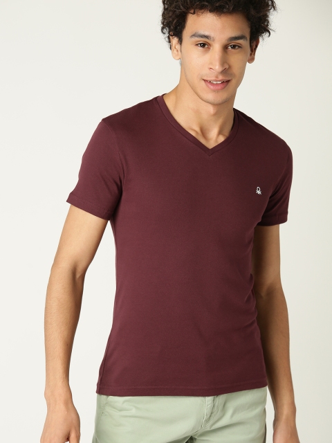 

United Colors of Benetton Men Burgundy Solid V-Neck T-shirt