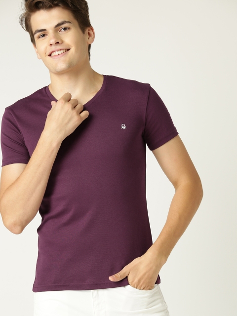 

United Colors of Benetton Men Aubergine Solid V-Neck T-shirt, Purple