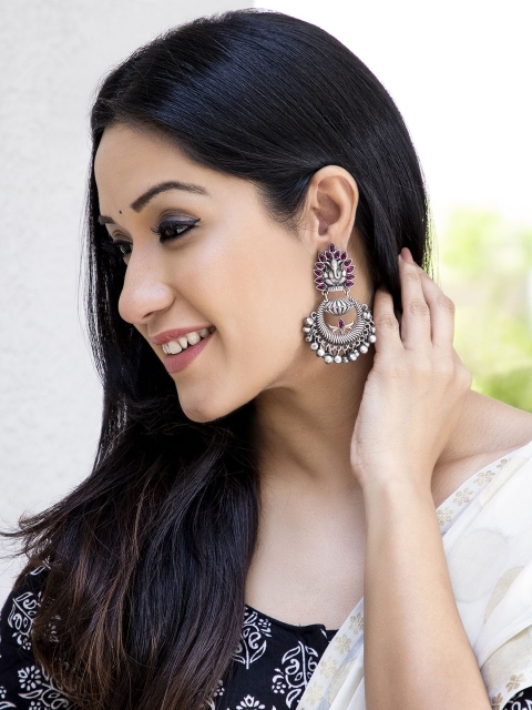 

Rubans Silver-Toned & Maroon Oxidised Handcrafted Crescent Shaped Chandbalis