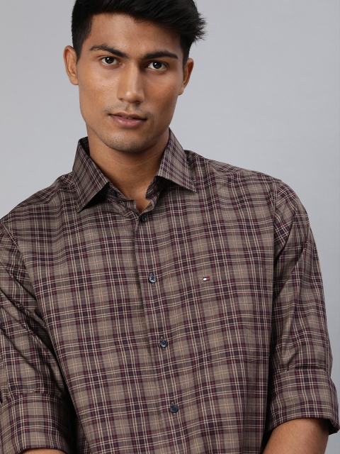 

Tommy Hilfiger Men Brown & Red Regular Fit Checked Casual Shirt