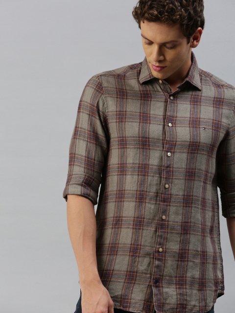 

Tommy Hilfiger Men Charcoal & Maroon Regular Fit Checked Casual Shirt