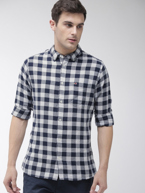 

Tommy Hilfiger Men White & Navy Blue Regular Fit Checked Casual Shirt