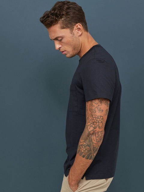 

H&M Men Blue Solid T-shirt With A Chest Pocket