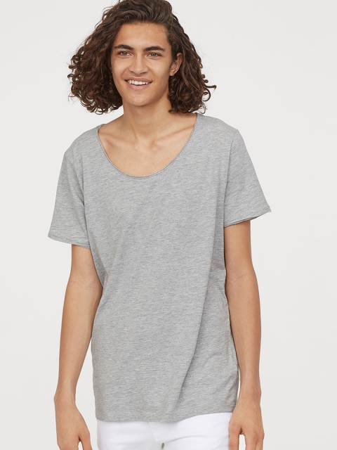 

H&M Men Grey Low-Necked T-shirt