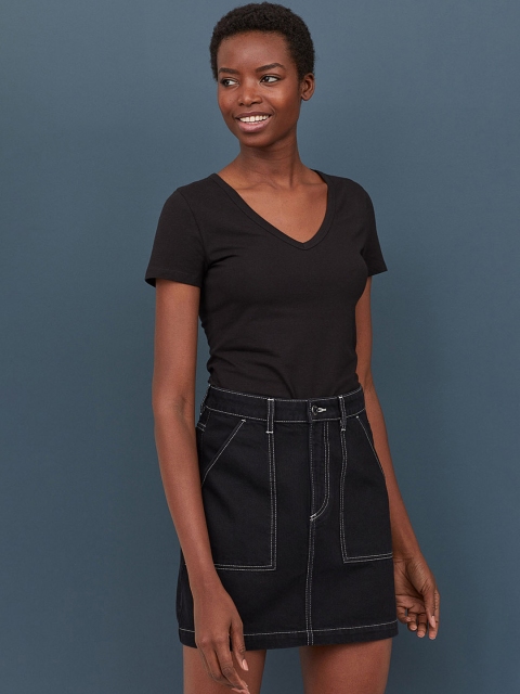 

H&M Women Black Solid V-Neck Jersey Tshirt