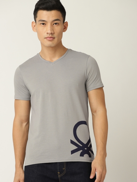 

United Colors of Benetton Men Grey & Navy Blue Solid V-Neck T-shirt