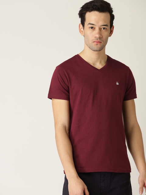 

United Colors of Benetton Men Maroon Solid V-Neck T-shirt