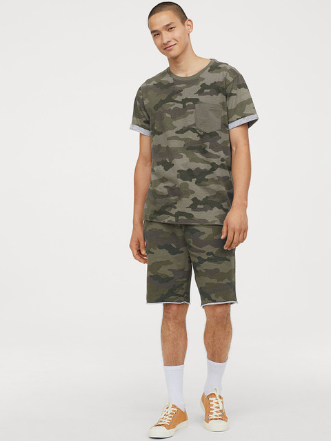 

H&M Men Green Solid Patterned Sweatshirt Shorts