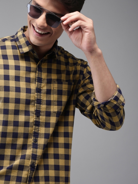 

HERE&NOW Men Yellow Regular Fit Checked Casual Shirt