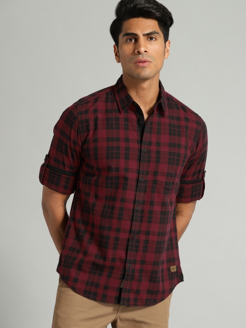 

The Roadster Lifestyle Co Men Maroon & Black Regular Fit Checked Casual Shirt