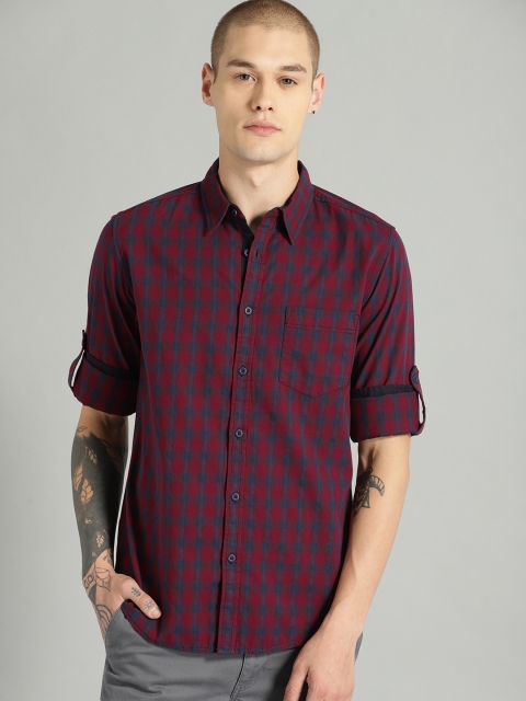 

Roadster Men Maroon & Navy Blue Regular Fit Checked Casual Shirt