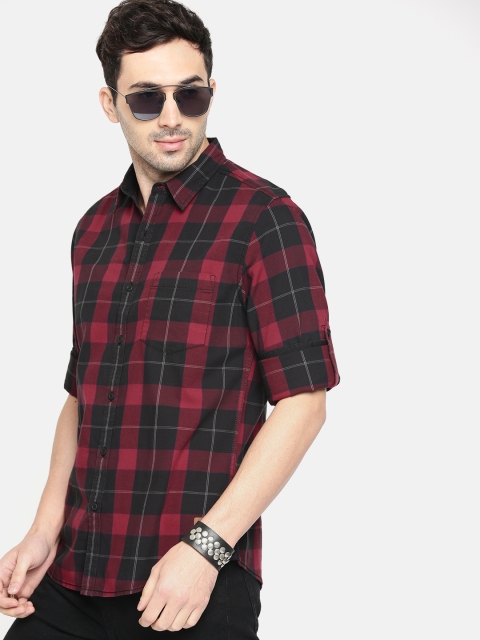 

The Roadster Lifestyle Co Men Burgundy & Black Regular Fit Checked Casual Shirt