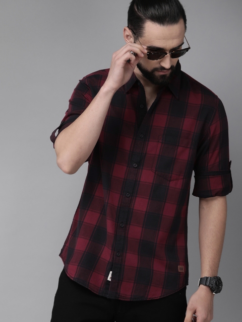 

Roadster Men Maroon & Black Regular Fit Checked Casual Shirt