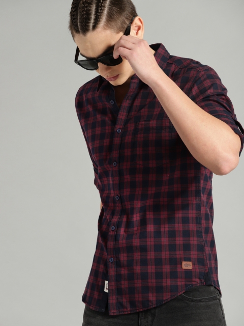 

Roadster Men Burgundy & Navy Blue Regular Fit Checked Casual Shirt