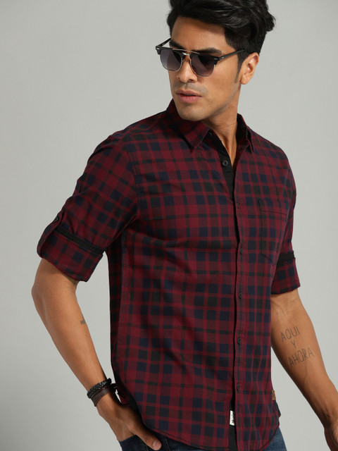 

The Roadster Lifestyle Co Men Maroon & Black Regular Fit Checked Casual Shirt