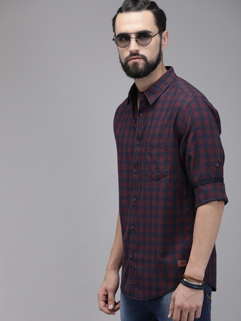 

Roadster Men Burgundy & Navy Blue Regular Fit Checked Casual Shirt