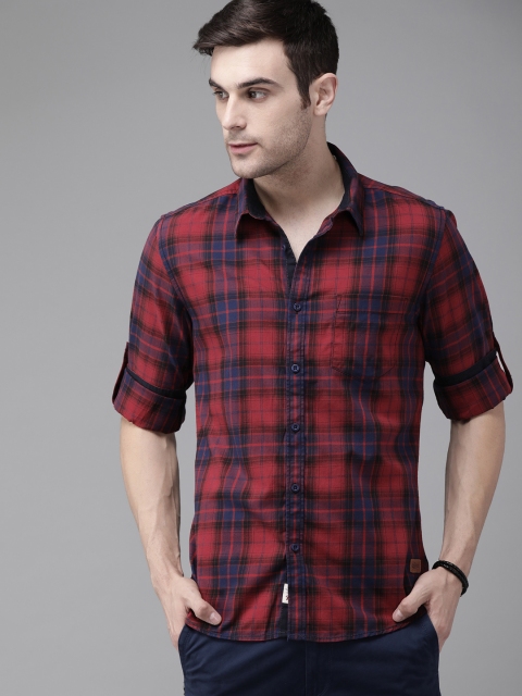 

The Roadster Lifestyle Co Men Maroon & Navy Blue Regular Fit Checked Casual Shirt