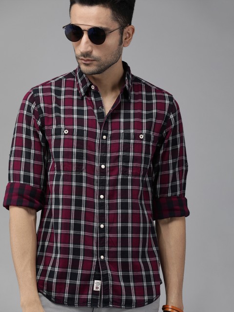 

Roadster Men Maroon & Black Regular Fit Checked Casual Shirt