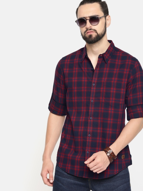 

The Roadster Lifestyle Co Men Red & Navy Blue Regular Fit Checked Casual Shirt