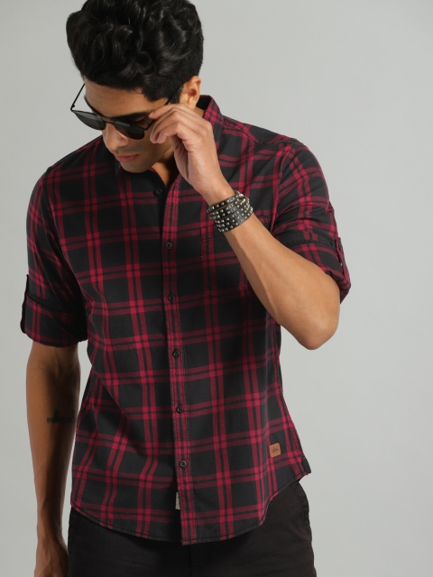 

The Roadster Lifestyle Co Men Maroon & Black Regular Fit Checked Casual Shirt