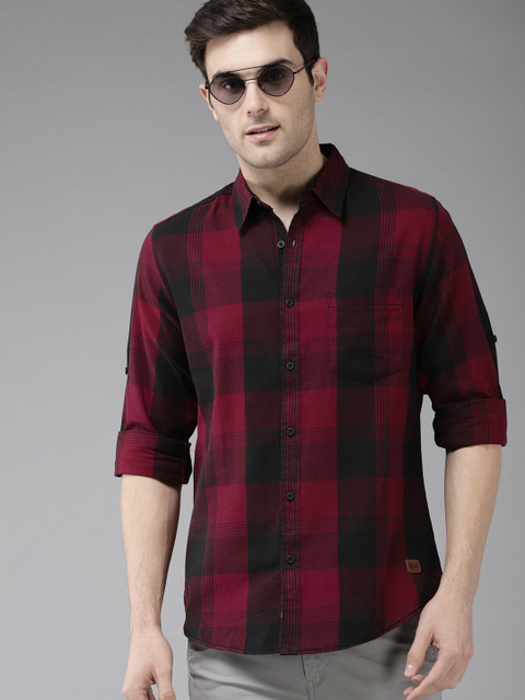 

Roadster Men Maroon & Black Regular Fit Checked Casual Shirt