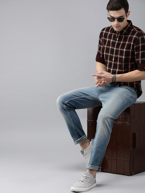 

Roadster Men Maroon & Black Regular Fit Checked Casual Shirt