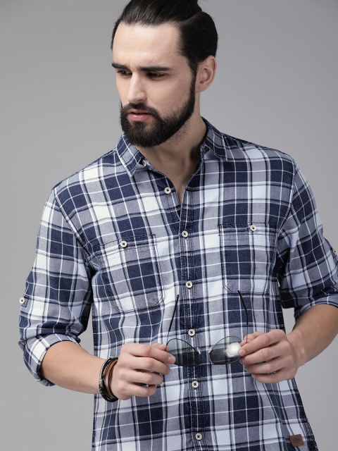 

The Roadster Lifestyle Co Men Navy Blue & Off-White Checked Regular Fit Casual Shirt