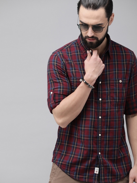 

Roadster Men Maroon & Navy Blue Regular Fit Checked Casual Shirt