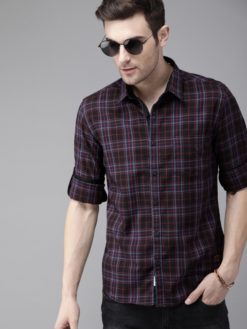 

Roadster Men Black & Red Regular Fit Checked Casual Shirt