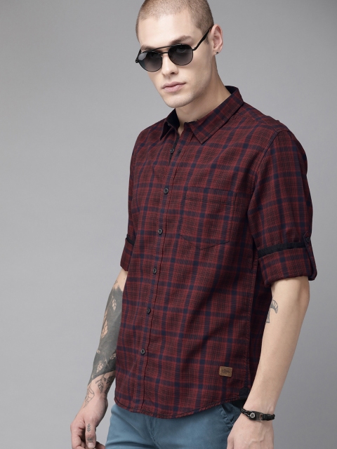 

Roadster Men Maroon & Navy Blue Regular Fit Checked Casual Shirt