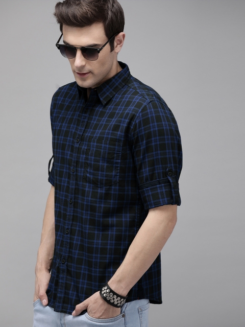 

Roadster Men Black & Blue Regular Fit Checked Casual Shirt