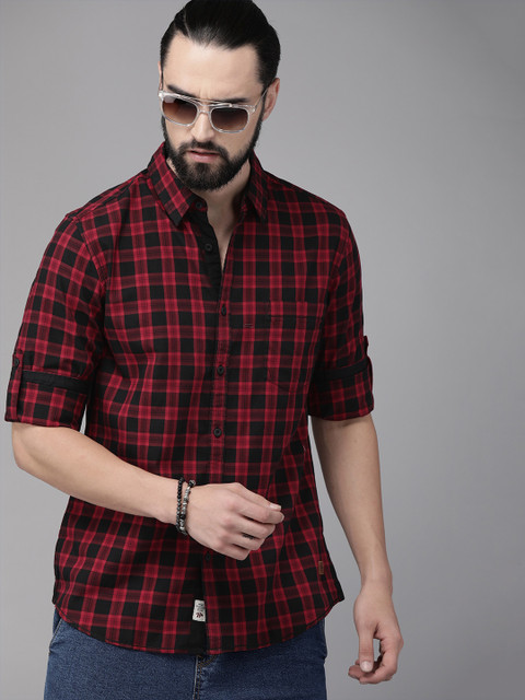 

Roadster Men Black & Red Regular Fit Checked Casual Shirt