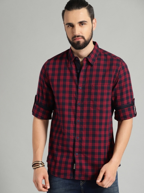 

Roadster Men Maroon & Navy Blue Regular Fit Checked Casual Shirt