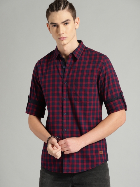 

The Roadster Lifestyle Co Men Maroon & Navy Blue Regular Fit Checked Casual Shirt