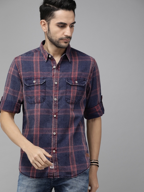 

Roadster Men Blue & Rust Red Regular Fit Checked Casual Shirt