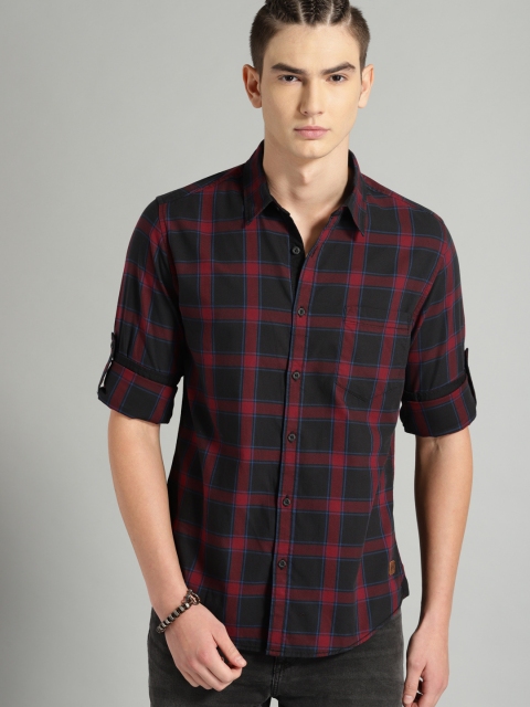 

Roadster Men Black & Burgundy Regular Fit Checked Casual Shirt