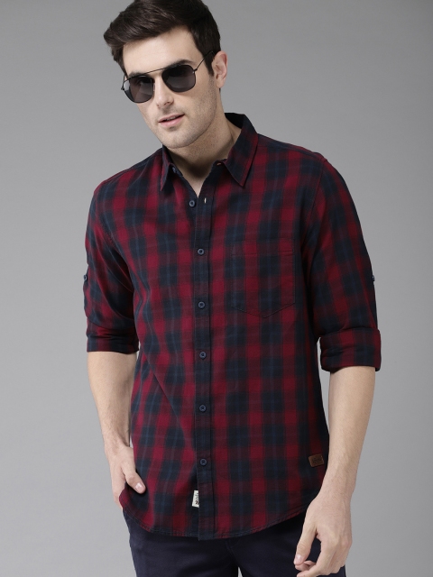 

Roadster Men Maroon & Navy Blue Regular Fit Checked Casual Shirt
