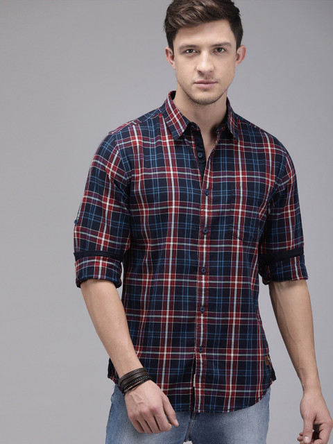 

The Roadster Lifestyle Co Men Maroon & Navy Blue Regular Fit Checked Casual Shirt