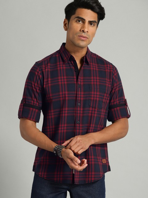 

The Roadster Lifestyle Co Men Maroon & Navy Blue Regular Fit Checked Casual Shirt