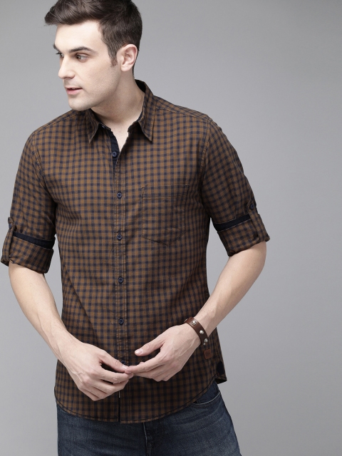

Roadster Men Coffee Brown & Navy Blue Regular Fit Checked Casual Shirt