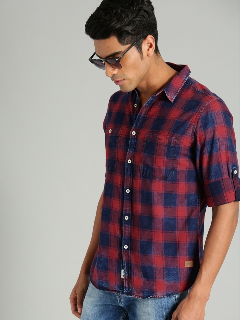 

Roadster Men Blue & Red Regular Fit Checked Casual Shirt