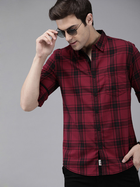 

The Roadster Lifestyle Co Men Maroon & Black Regular Fit Checked Casual Shirt