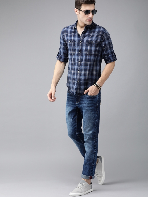 

Roadster Men Blue & White Regular Fit Checked Casual Shirt