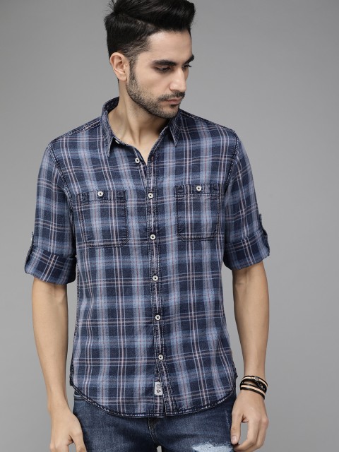 

The Roadster Lifestyle Co Men Navy Blue & White Regular Fit Checked Casual Shirt