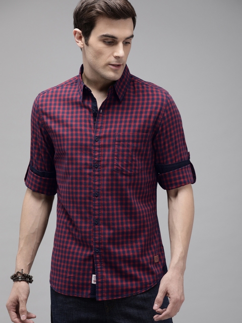 

The Roadster Lifestyle Co Men Navy Blue & Maroon Regular Fit Checked Casual Shirt