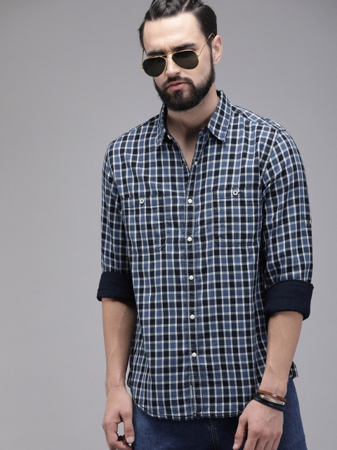 

The Roadster Lifestyle Co Men Navy Blue & White Regular Fit Checked Casual Shirt