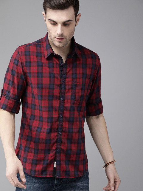

The Roadster Lifestyle Co Men Red & Navy Blue Regular Fit Checked Casual Shirt