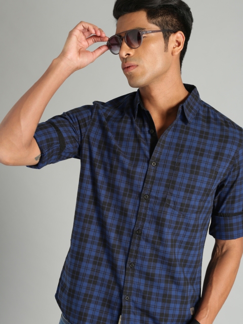 

The Roadster Lifestyle Co Men Blue & Black Regular Fit Checked Casual Shirt